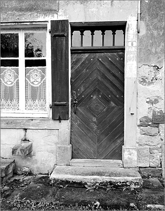 Ferme, élévation antérieure, porte piétonne, ensemble trois quarts droit.