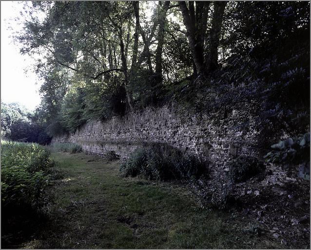 Le front 6 -7, vue des restes d'escarpe depuis le sentier aménagé dans les anciens fossés.