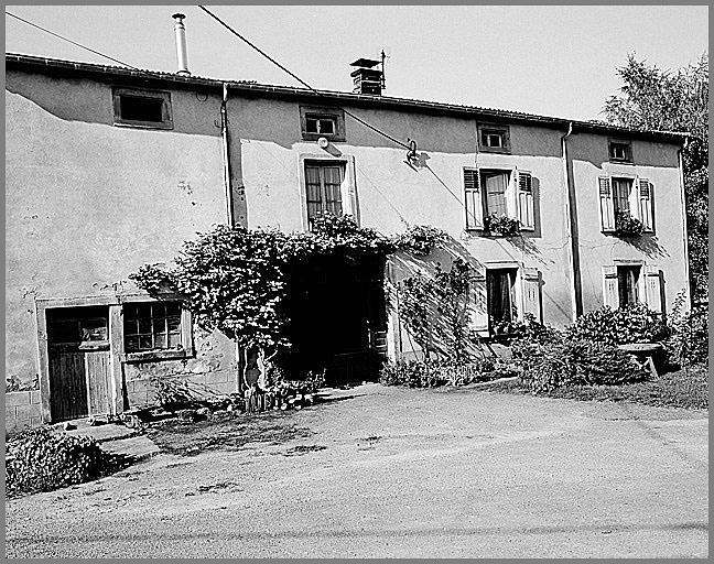 Ferme, élévation antérieure, ensemble trois quarts gauche.