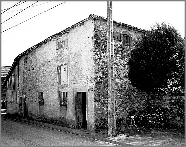 Maison, élévation antérieure, ensemble trois quarts droit.