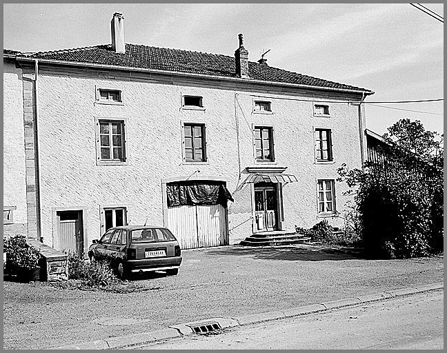 Ferme, élévation antérieure, ensemble trois quarts gauche.