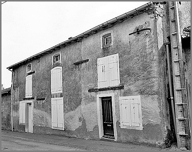 Maison de manouvrier, élévation antérieure, ensemble trois quarts droit.