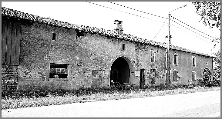 Ferme, élévation antérieure, ensemble trois quarts gauche.