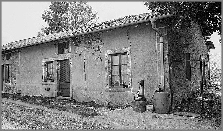 Maison de manouvrier, élévation antérieure, ensemble trois quarts droit.