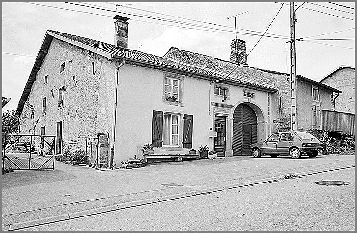 Ferme, élévation antérieure, ensemble trois quarts gauche.