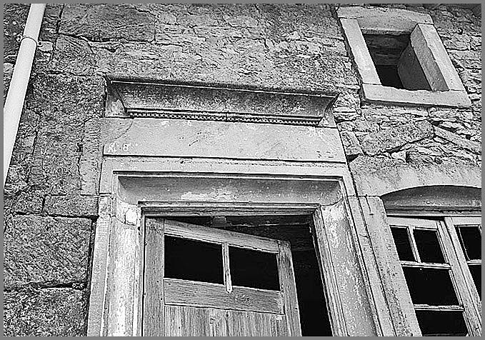 Maisons de manouvrier, élévation antérieure, porte piétonne, détail : linteau daté 1832, ensemble trois quarts gauche.