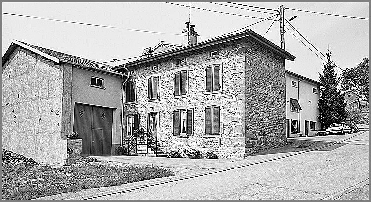 Ferme, élévation antérieure, ensemble trois quarts gauche.