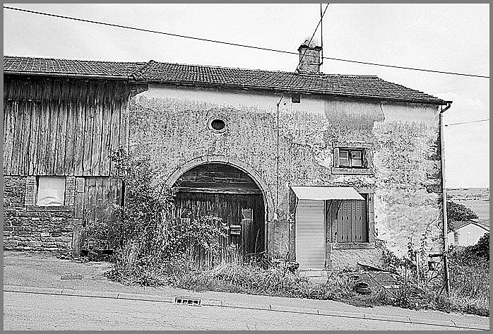 Ferme, élévation antérieure, ensemble trois quarts gauche.