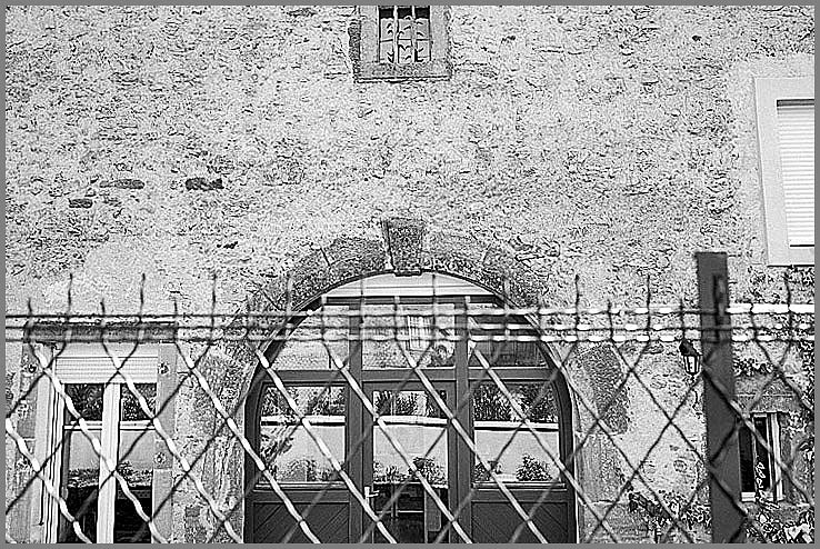 Ferme, élévation latérale droite, détail : porte charretière agrafe datée 1898, ensemble face.