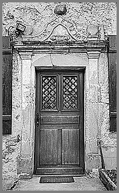 Ferme, élévation latérale droite, porte piétonne et linteau daté 1705, ensemble face.