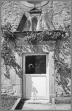 Ferme, élévation latérale gauche, porte piétonne et fronton, ensemble face.