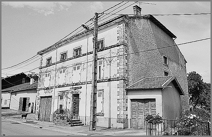 Ferme, élévation antérieure, ensemble trois quarts droit.