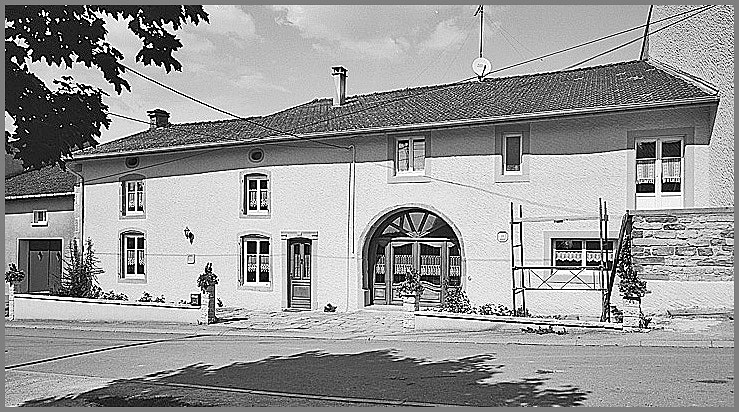 Ferme, élévation antérieure, ensemble trois quarts droit.
