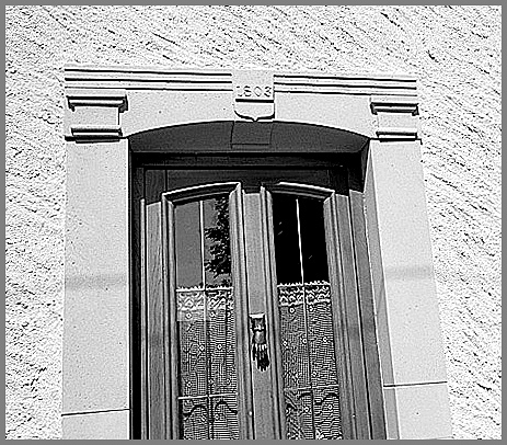 Ferme, élévation antérieure, porte piétonne, détail : agrafe datée 1808, ensemble face.