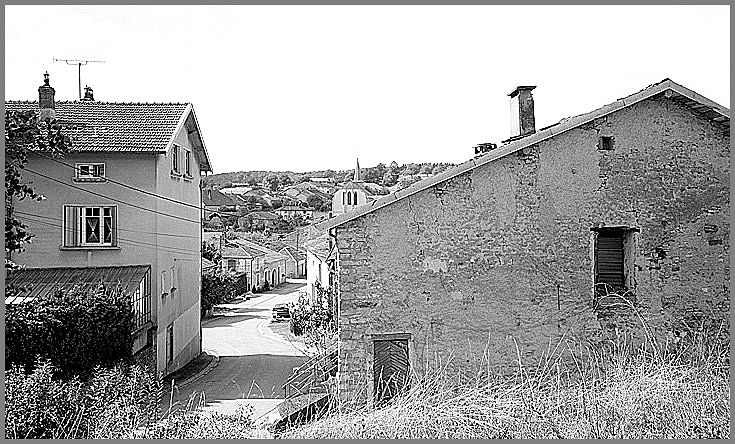 Vue de la rue du moulin depuis le haut de la rue.