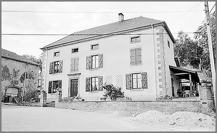 Maison, élévation antérieure, ensemble trois quarts droit.