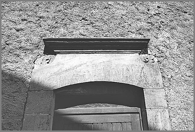 Ferme, élévation antérieure, porte piétonne détail : linteau daté 1793, ensemble face.
