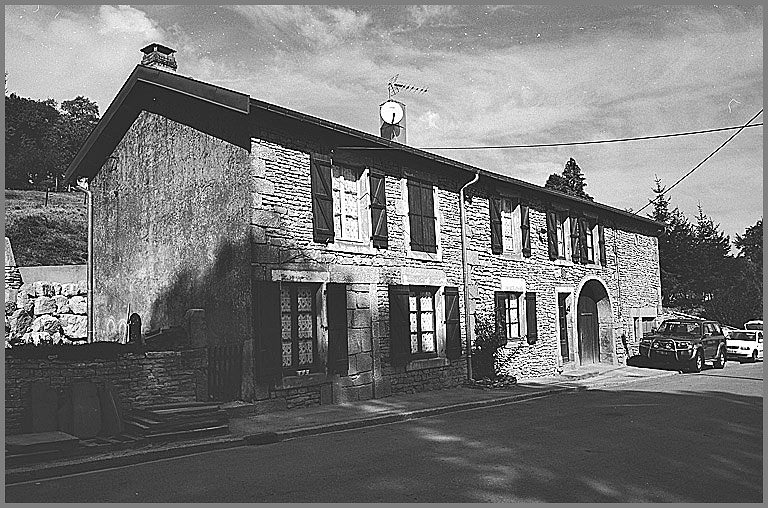 Ferme, élévation antérieure, ensemble trois quarts gauche.