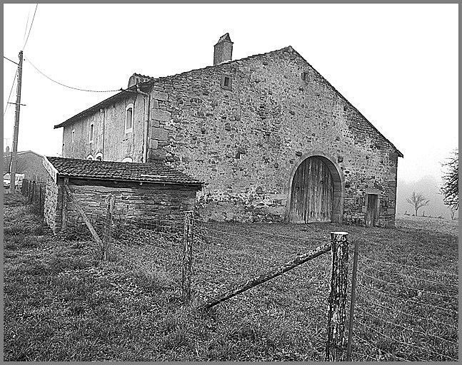 Elévation latérale droite, ensemble trois quarts gauche.