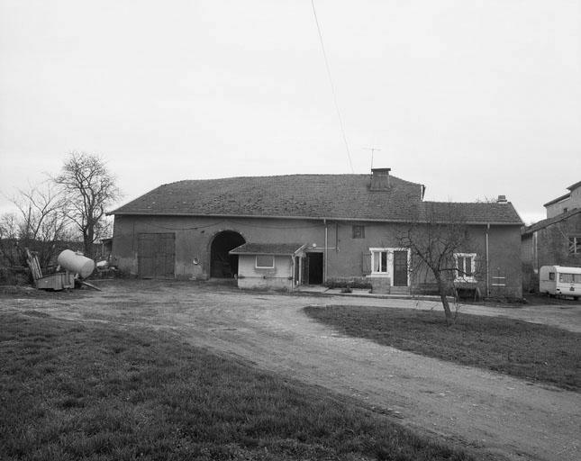 Ferme, élévation antérieure, ensemble trois quarts gauche.
