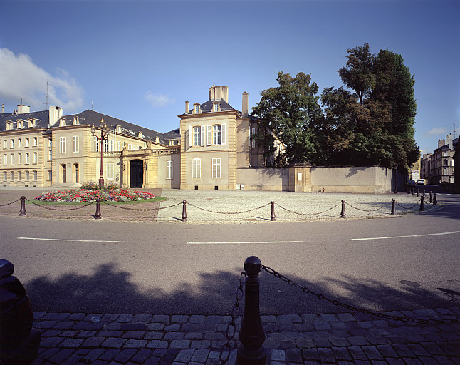 Elévation sur la place de la Préfecture avec à droite le jardin aménagé après 1806 sur l'emprise des bâtiments annexes autour de l'ancienne cour des cuisines.