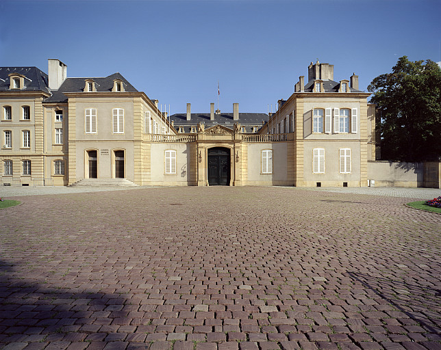 Vue d'ensemble de l'hôtel depuis la place de la Préfecture.