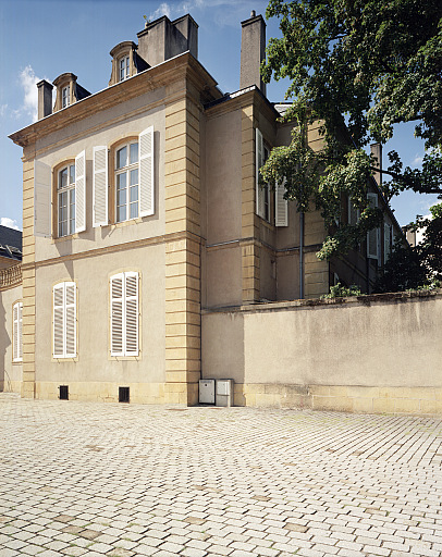 Aile droite de l'hôtel, vue montrant le doublement du bâtiment côté jardin lors de sa reconstruction après 1806 (avec retrait dans l'angle pour préserver la perspective générale côté place).