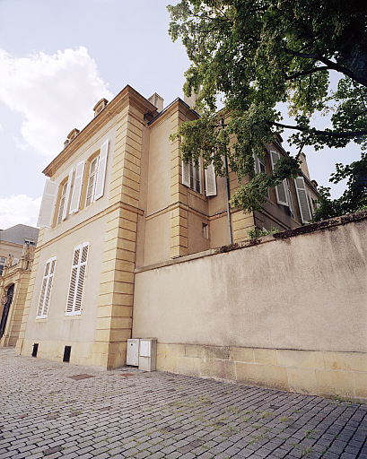 Aile droite de l'hôtel, vue montrant le doublement du bâtiment côté jardin lors de sa reconstruction après 1806 (avec retrait dans l'angle pour préserver la perspective générale côté place).