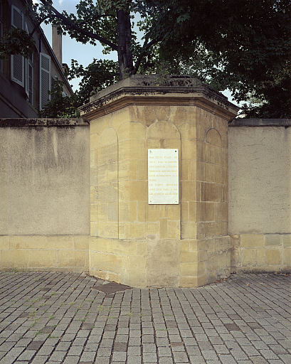 Mur du jardin côté place, détail des vestiges de la fontaine.