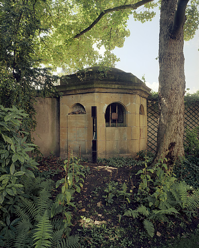 Vue de la fontaine, côté jardin.