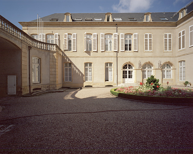 Vue de l'élévation de l'aile gauche (actuellement occupée par le Conseil Général de la Moselle) sur la cour d'honneur. Les 3 baies en plein-cintre correspondent à l'ancien passage vers la cour des écuries.