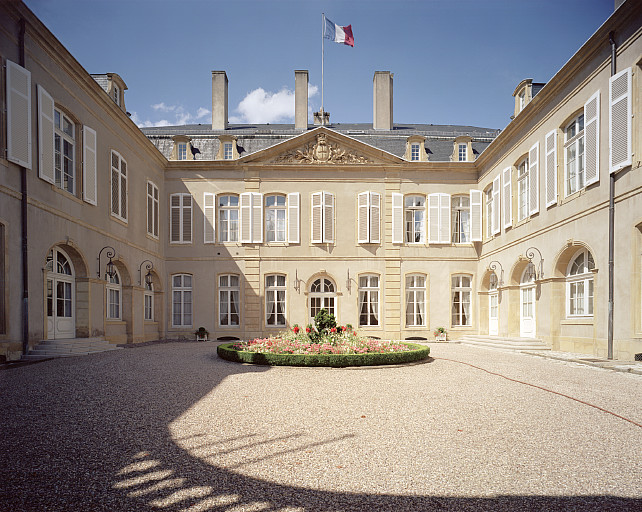 Vue générale des bâtiments bordant la cour d'honneur. La porte-fenêtre au centre de l'avant corps ouvre sur le vestibule aménagé en 1860 lors de la réorganisation générale des appartements de réception.