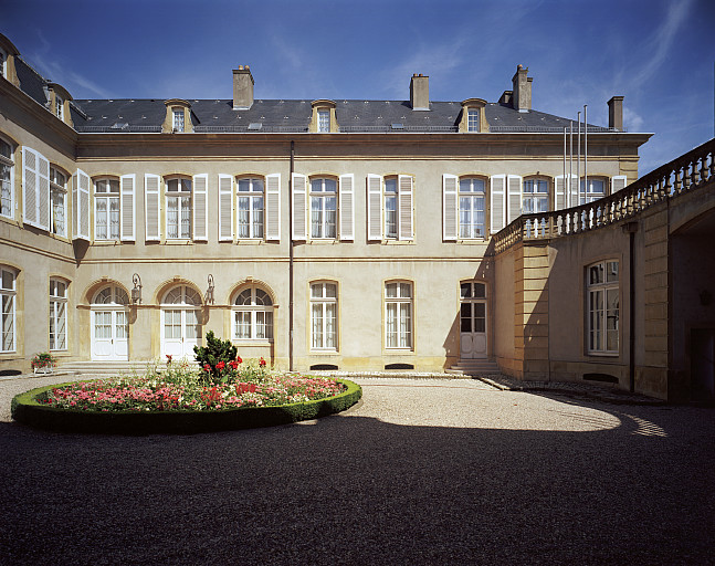 Vue de l'élévation de l'aile droite sur la cour d'honneur (la 2e porte fenêtre ouvre sur le hall et la cage d'escalier d'honneur).