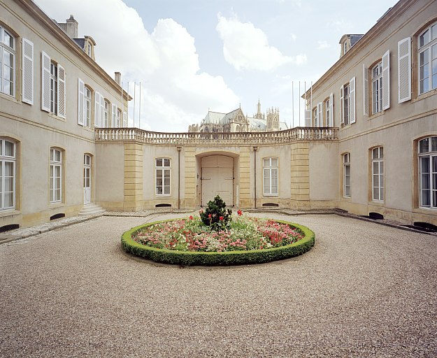 Vue du mur de clôture de la cour d'honneur côté place.