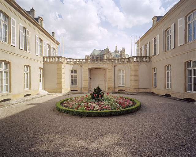 Vue du mur de clôture de la cour d'honneur côté place.