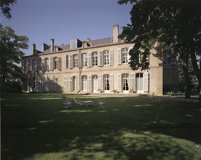 Vue de l'élévation de l'aile droite sur le jardin. Les 4 baies à droite, au rez-de-chaussée, n'ont été transformées en portes-fenêtres qu'à une date récente.