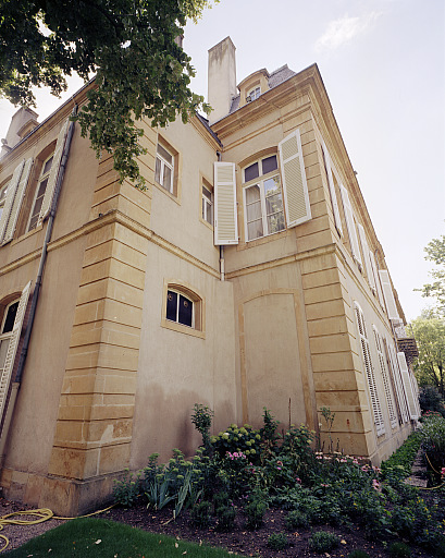 Détail de l'angle entre l'aile droite et le corps principal côté terrasse. La fenêtre à droite, au rez-de-chaussée, à été bouchée dès 1827 pour respecter la symétrie intérieure du salon.