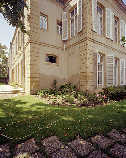 Détail de l'angle entre l'aile droite et le corps principal côté terrasse. Le décrochement correspond au doublement de l'aile droite lors de la reconstruction de 1806.