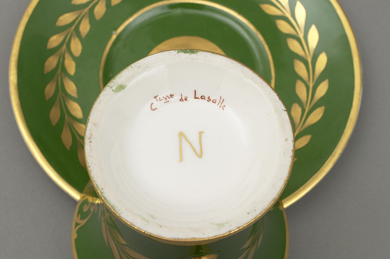 Détail d'une marque sous une tasse.