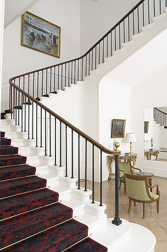 Hall, vue de l'escalier d'honneur vers le 1er étage.