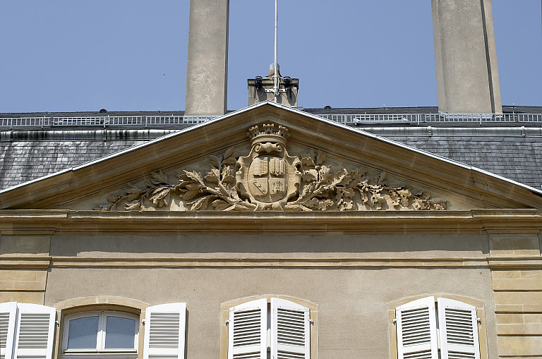 Elévation du corps principal sur la cour d'honneur, détail du fronton sculpté par Georges Pètre en 1858.