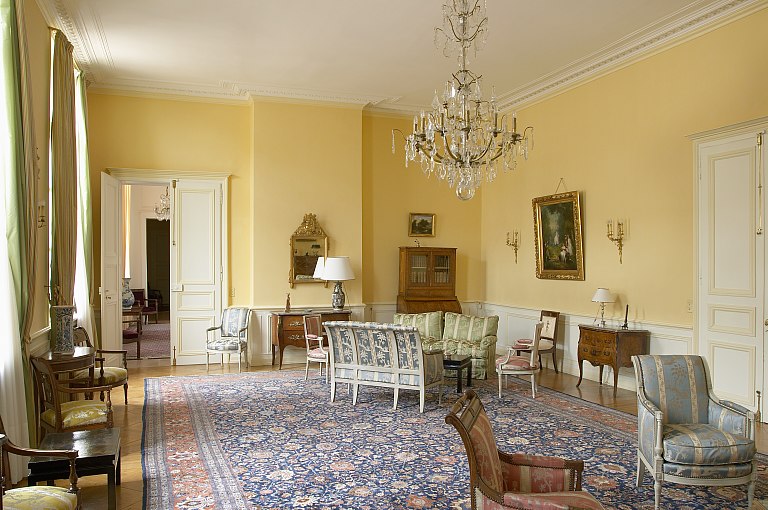 Grand salon du 1er étage (aile droite), vue d'ensemble en direction du palier de l'escalier d'honneur.