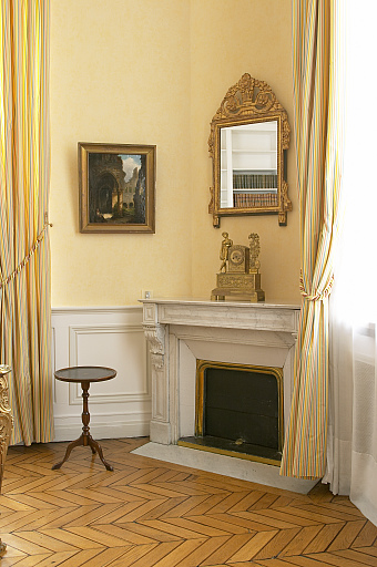 Petit bureau du 1er étage au bout de l'aile droite, avec vue sur la cour et sur la Moselle, détail de la cheminée et du parquet (point de hongrie en chêne avec filets en noyer).