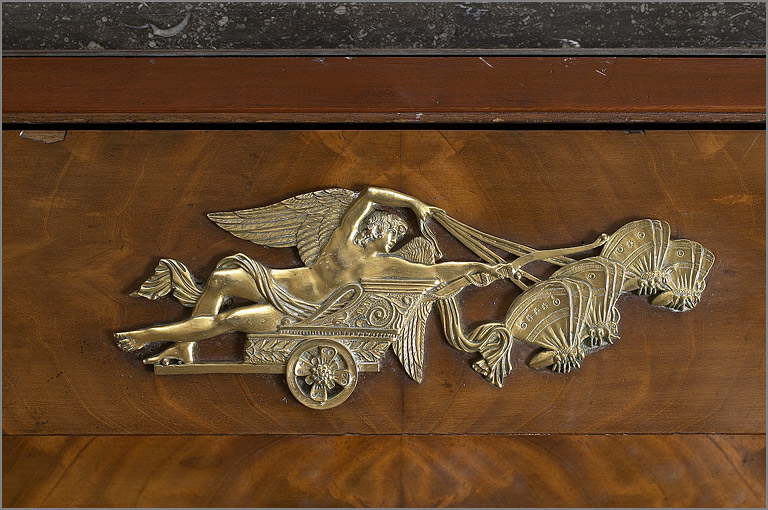 Détail du bronze d'applique du tiroir de ceinture.