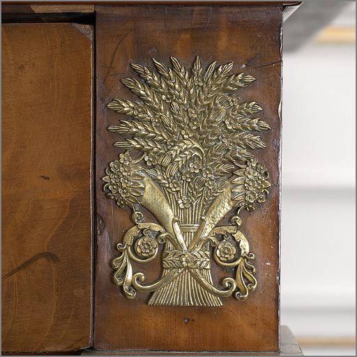 Détail du bronze d'applique en amortissement d'une des colonnes.