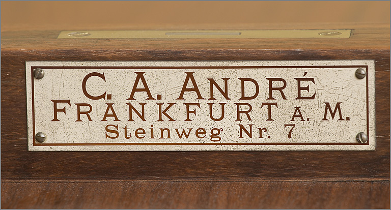 Détail d'une plaque de vente indiquant le modèle : C. A. André / Frankfurt A. M. / Steinweg n° 7.