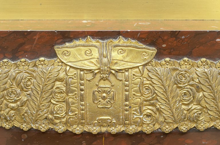 2e pendule, détail du motif de papillon sur le socle.