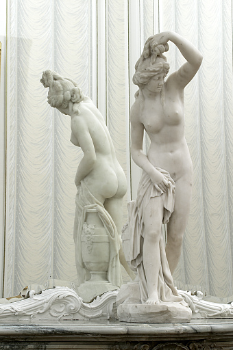 Statuette : Vénus sortant du bain