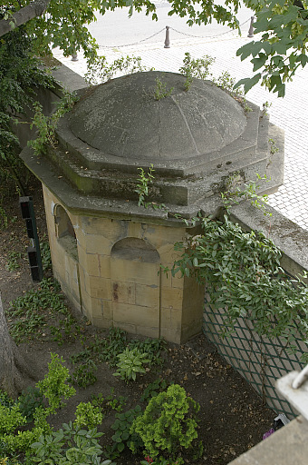 Vue de la disposition de la fontaine à cheval sur le mur de clôture du jardin permettant un double usage comme fontaine publique et pour l'alimentation des cuisines de l'hôtel (rez-de-chaussée de l'aile droite).