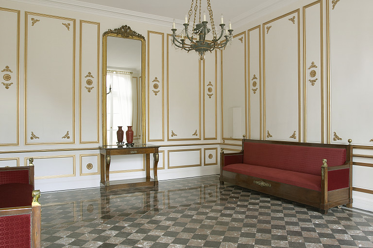 Vestibule, vue d'ensemble depuis la porte ouvrant sur le perron, au centre de la cour d'honneur (lambris modernes).